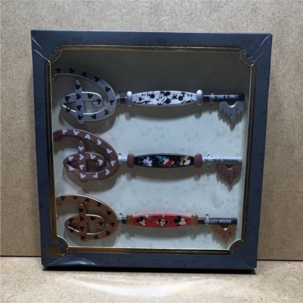 Disney Mickey Mouse Special Edition 2021 Decorative Key Set 3 Keys Display Box